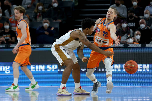 反而陷入了 反而陷入了